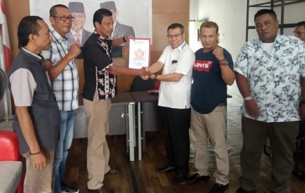 Salah satu kandidat balon Bupati Pilkada Bengkalis 2020 mengembalikan formulir ke DPC Gerindra Bengkalis