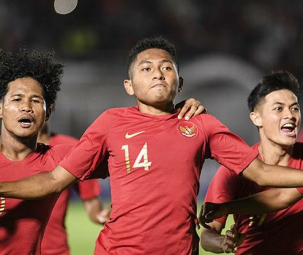 Pemain timnas Indonesia U-19 Muhammad Fajar Fathur (tengah) bersama rekan-rekannya melakukan selebrasi seusai mencetak gol ke gawang timnas Timor Leste U-19. Foto: Antara.