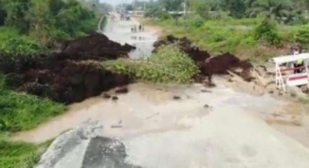 Kondisi jalan yang putus akibat longsor di Mengkapan, Siak