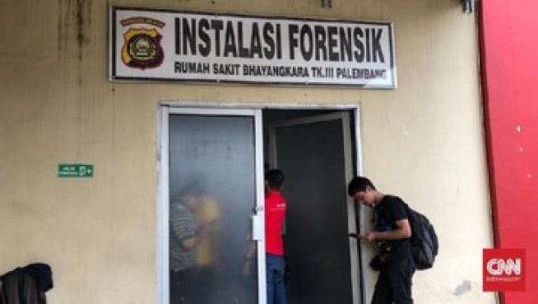 Petugas Forensik RS Bhayangkara Palembang memeriksa jasad bayi yang dimasukkan ke dalam mesin cuci oleh ibunya.