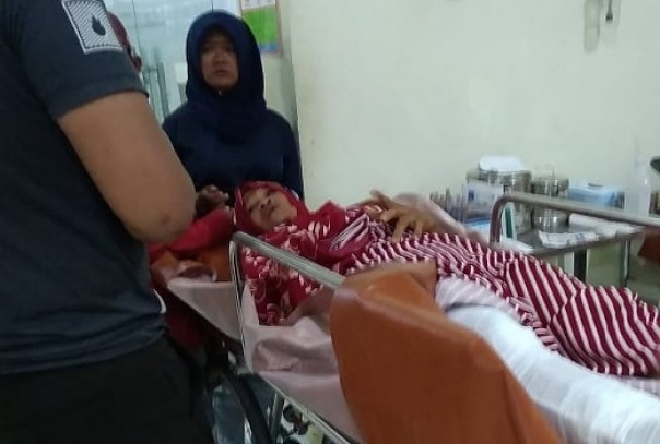 Seorang wanita alami patah kaki usai menjadi korban tabrakan beruntun di Inhil