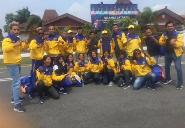 Tim muaythai Riau saat baru tiba di Bandara Fatmawati Soekarno Bengkulu