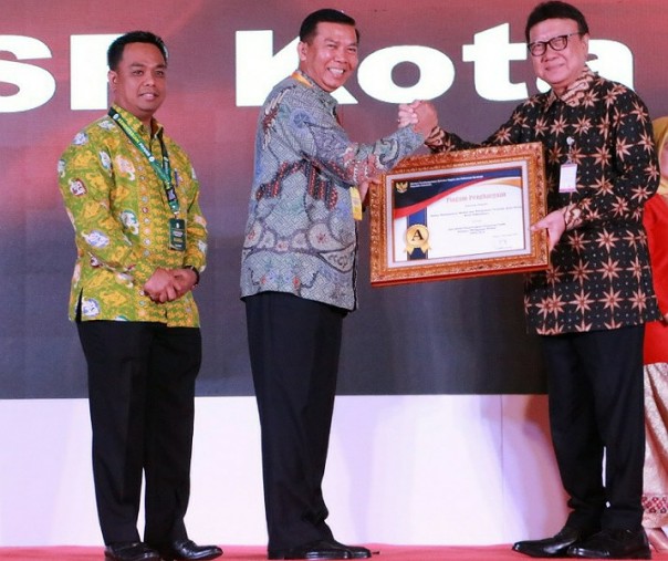 Wali Kota Pekanbaru Firdaus didampingi Kepala DPMPTSP M Jamil saat menerima penghargaan dari Menpan RB Tjahjo Kumolo di Kota Batam, Kamis (7/11/2019). Foto: Istimewa.