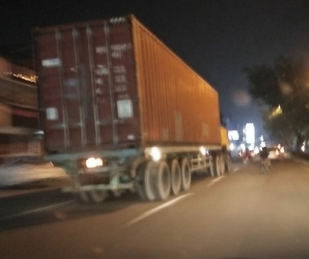 Sebuah truk kontainer melintas di Jalan Jenderal Sudirman Pekanbaru jelang tengah malam. Foto: Istimewa.