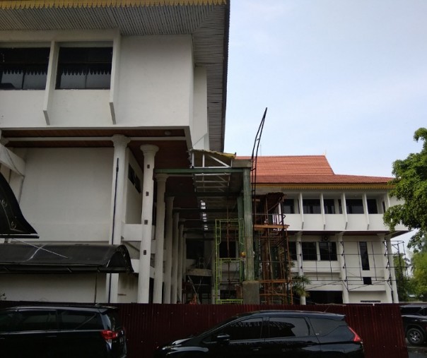 Para pekerja sedang merenovasi eks gedung Bappeda Pekanbaru menjadi layanan Disdukcapil. Foto: Surya/Riau1.