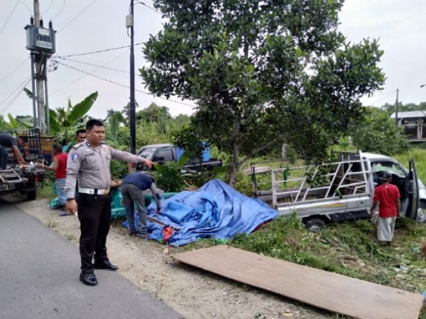 Kecelakaan tunggal mobil pengangkut tenda