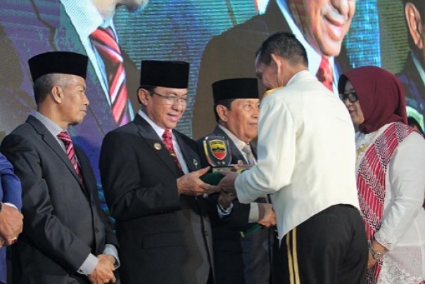 Bupati Inhil HM Wardan dapat penghargaan dari Pangdam Bukit Barisan