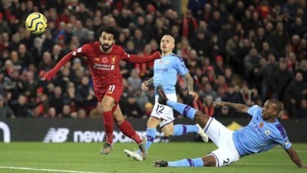 Bintang Liverpool Mohamed Salah saat mencetak gol ke gawang Manchester City, Minggu malam. 