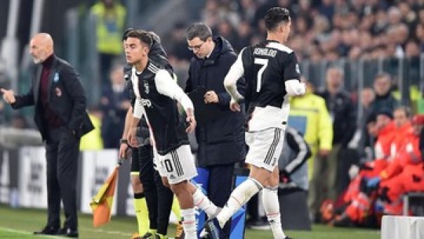 Momen Cristiano Ronaldo saat ditarik ke luar lapangan oleh pelatihnya, Minggu malam. 