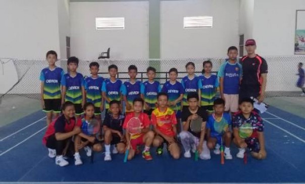 Para siswa KOSMP Dispora Pekanbaru cabor bulutangkis dan sepak takraw