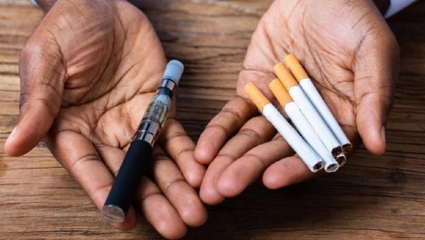 Ilustrasi rokok elektrik dan rokok. Foto: iStock.