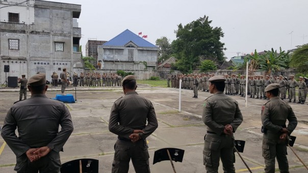Apel gelar pasukan dalam rangka pengarahan diberlakukannya Perda Tibum, Senin (11/11/2019).