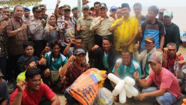 Bupati Inhil, HM Wardan bersama para nelayan Kuindra