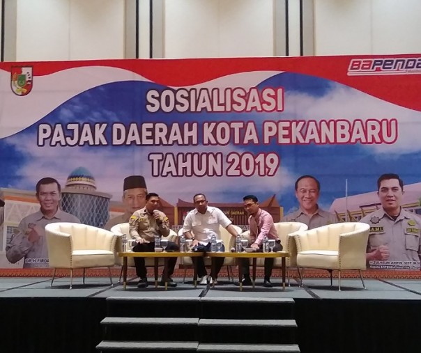 Kepala Bapenda Pekanbaru Zulhelmi Arifin (kiri) saat Sosialisasi Pajak Daerah di Hotel Novotel, Selasa (12/11/2019). Foto: Surya/Riau1.