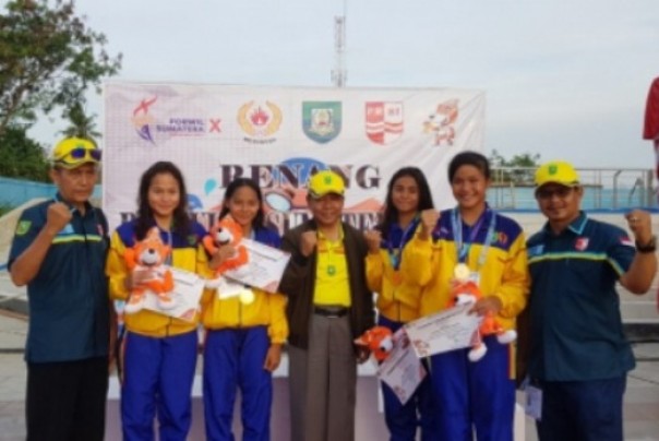 Ketua KONI Riau, Emrizal Pakis bersama atlet renang Riau di ajang Porwil Bengkulu beberapa waktu lalu