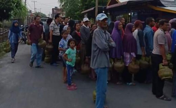Antrian warga Pakning Bengkalis untuk mendapatkan gas 3 kilogram