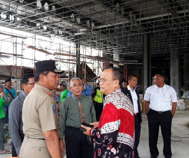 Para pejabat Pemko Pekanbaru saat meninjau bangunan Pasar Sukaramai yang hampir rampung. Foto: Istimewa.