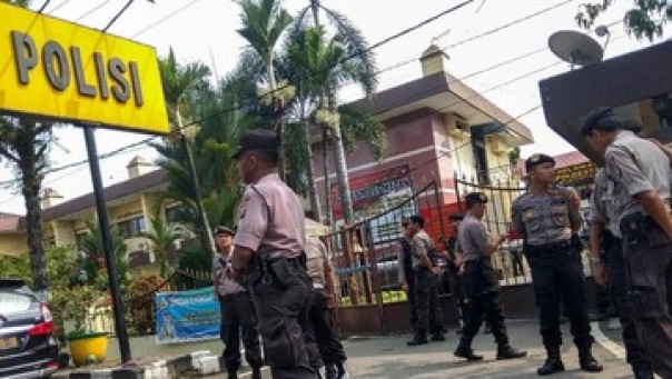 Polrestabes Medan dijaga ketat usai ledakan bom bunuh diri, Rabu. 
