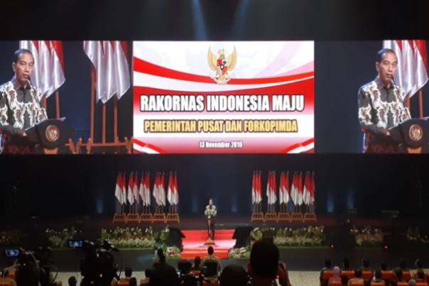 Presiden Jokowi memberikan sambutan saat Rakornas di Sentul, Rabu. 