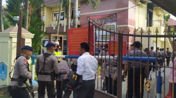 Aparat kepolisian perketat akses masuk Mapolrestabes Medan pasca ledakan bom bunuh diri