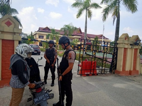 Pemeriksaan dilakukan aparat kepolisian di Polres Siak pasca bom bunuh diri di Mapolrestabes Medan