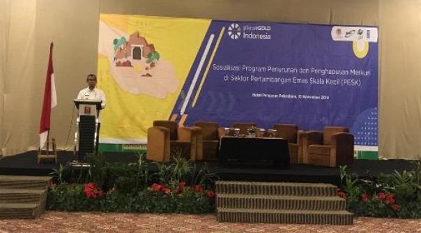 Bupati Kuansing, Mursini saat menyampaikan sambutan dalam Sosialisasi Program Penurunan dan Penghapusan Merkuri di Sektor Pertambangan Emas Skala Kecil (PESK) di Pekanbaru