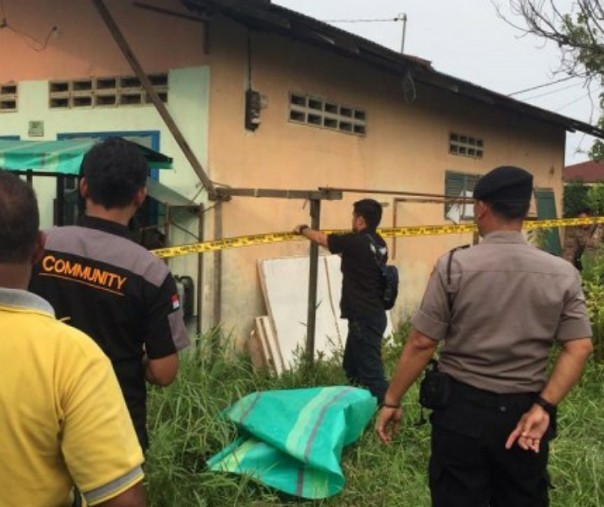 Warga berkerumun di kediaman pelaku bom bunuh diri di Polrestabes Medan. Foto: Kumparan.com.