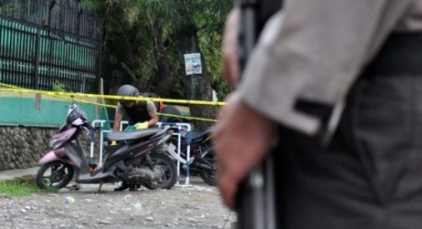 Salah seorang aparat kepolisian saat menggeledah motor milik terduga pelaku bom bunuh diri di Polrestabes Medan