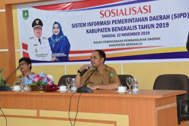 Kabid PPE Bappeda Bengkalis, M Firdaus membuka kegiatan sosialisasi SIPD