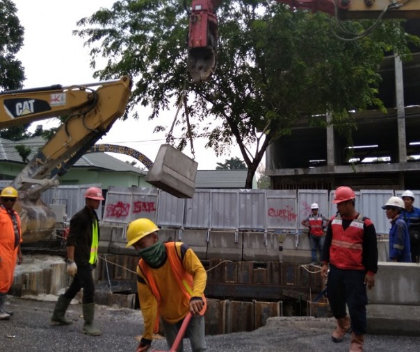 Para pekerja sedang melubangi Jalan Ahmad Yani Pekanbaru untuk saluran IPAL. Foto: Surya/Riau1.