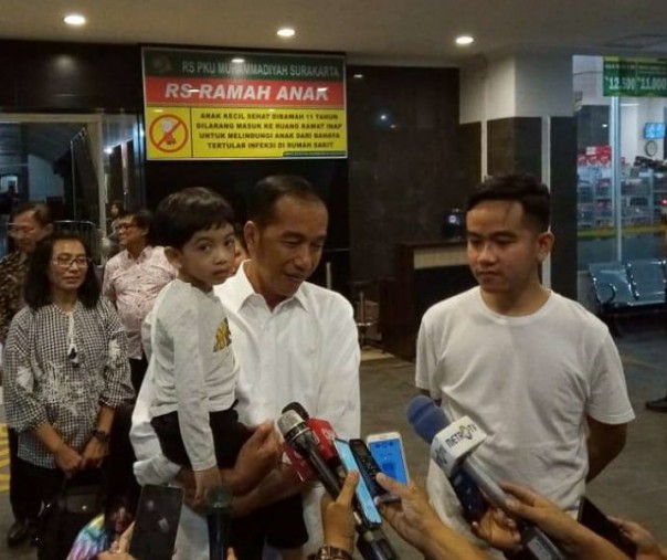 Gibran (kanan) saat mengumumkan nama putrinya bersama ayahandanya Jokowi. Foto: Istimewa.