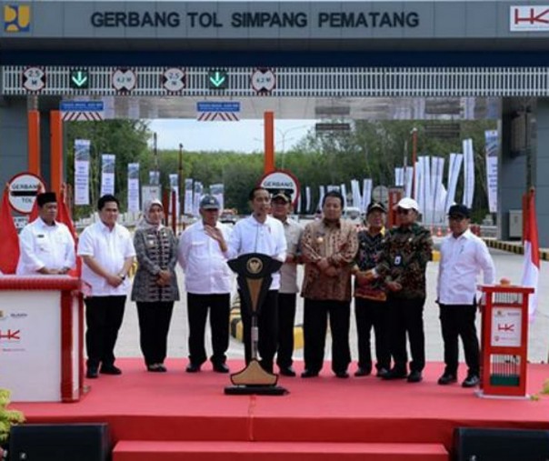 Jokowi meresmikan tol Terpeka didampingi oleh Menteri PUPR Basuki Hadimuljono, Menteri BUMN Erick Thohir, Gubernur Lampung Arinal Djunaidi, Gubernur Sumdel Herman Deru, dan Dirut Hutama Karya, Bintang Perbowo. Foto: Biro Pers Sekretariat Presiden.