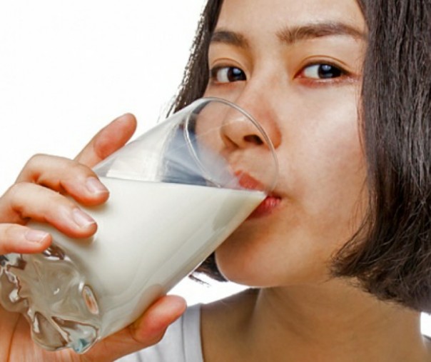 Ilustrasi minum susu. Foto: Shutterstock.