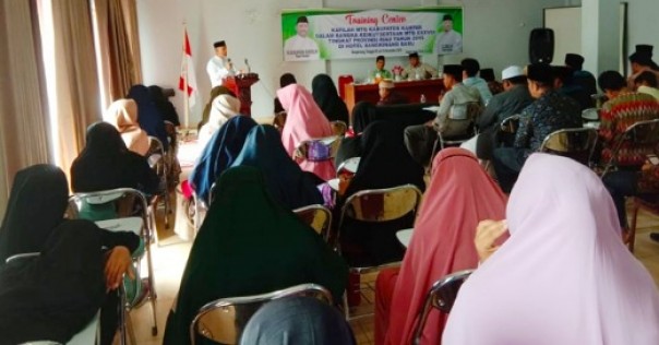 Ketua LPTQ Kampar, Yurmailis Saruji saat penutupan TC Kafilah MTQ Kontingen Kampar