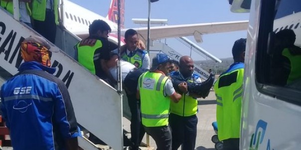 Pilot Batik Air, Djarot Harnanto pingsan dan dievakuasi petugas ke Rumah Sakit Siloam, Kupang, Minggu.