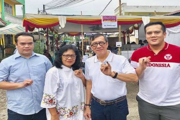 Yasonna Laoly bersama keluarga dan anaknya. 