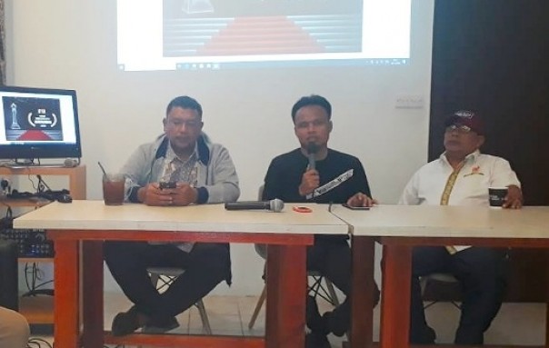 (dari kiri) Pemred Riau24.com Satria Utama Batubara, Ketua KONI Kota Pekanbaru Anis Murzil dan Kabid Humas KONI Riau Dheni Kurnia