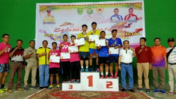 Ketua PBSI Inhil, Feriyandi saat mendampingi Atlet Inhil di Kejurprov Riau