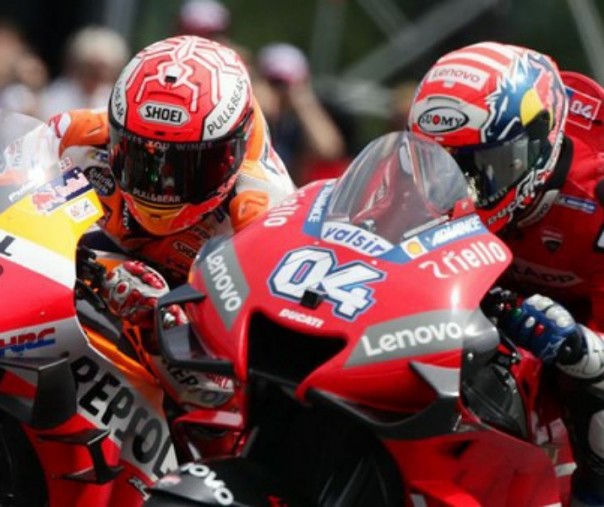 Andrea Dovizioso dan Marc Marquez (kiri). Foto: Reuters.