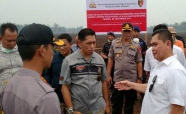 Pihak Fit Tipidter Mabes Polri saat meninjau lokasi karlahut PT Adeu di Pelalawan