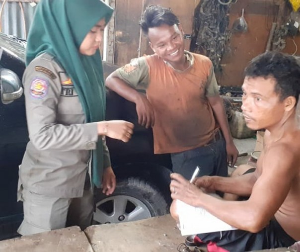Petugas Satpol PP Pekanbaru saat menyerahkan surat pemberitahuan kepada penghuni ruli di Jalan Naga Sakti, Selasa (19/11/2019). Foto: Surya/Riau1.