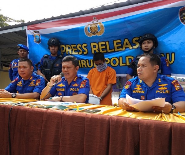 Kombes Badarudin, disampingi wakilnya AKBP Suprapto dan Kasubdit Gakkum AKBP Wawan, dalam jumpa persnya Kamis siang (Riau1)