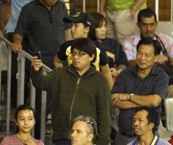 Pria mengenakan rambut palsu di antara penonton pertandingan tenis The Commonwealth Bank Tournament of Champions di Nusa Dua, Bali (Foto: Istimewa/internet)