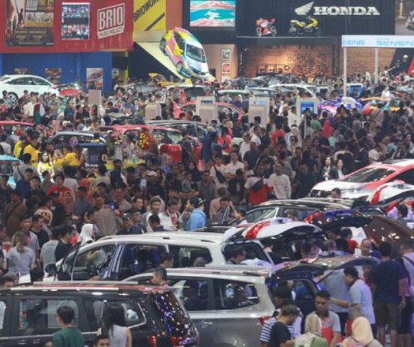 Ribuan pengunjung memadati ruang pamer kendaraan. Foto: Antara.