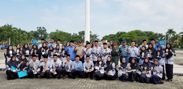 Said Hasyim Pimpin Upacara Hari Guru di Meranti