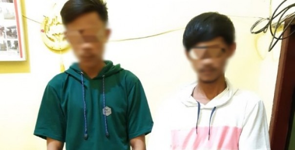 Dua pemuda penyalahguna narkoba saat diamankan Polis