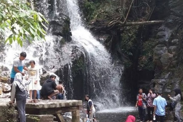 Wisata Air Terjun Guruh Gemurai Kuansing