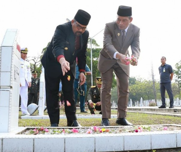 Wawako Pekanbaru Ayat Cahyadi melakukan tabur bunga bersama Wagubri Edy Natar Nasution. Foto: Humas Pemko Pekanbaru.