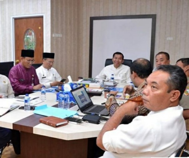 Wali Kota Pekanbaru Firdaus didampingi ketua tim yustisi Pemko Pekanbaru Azwan dan OPD terkait memimpin rapat evaluasi penertiban kawasan STC. Foto: Humas Pemko Pekanbaru.