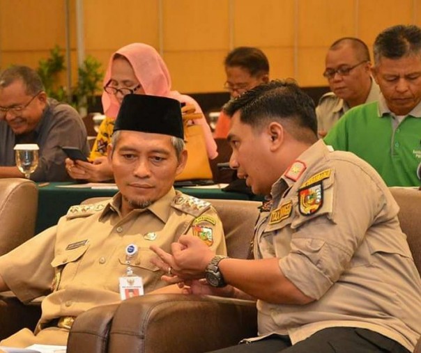 Wakil Wali Kota Pekanbaru Ayat Cahyadi bersama Kepala Bapenda Zulhelmi Arifin. Foto: Humas Pemko Pekanbaru.